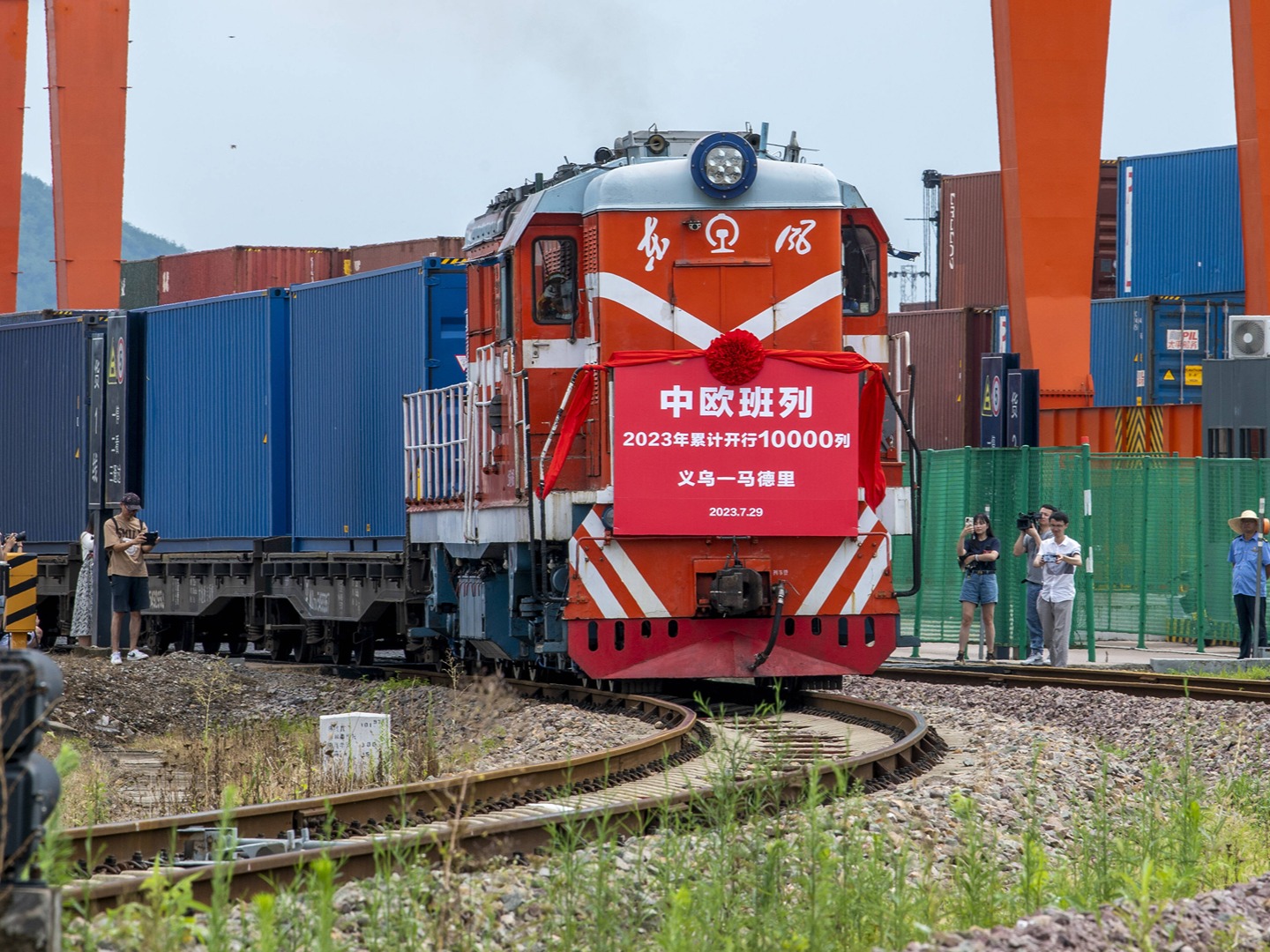 2025上半年国家铁路成绩单出炉！货运量创新高，服务升级助力经济腾飞